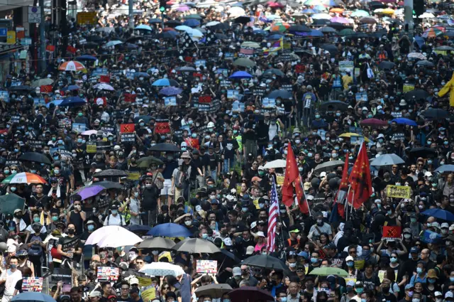 Người Hong Kong biểu tình tại khu mua sắm Vịnh Causeway, Hong Kong khi thành phố ăn mừng ngày kỷ niệm 70 năm thành lập đảng cộng sản Trung Quốc