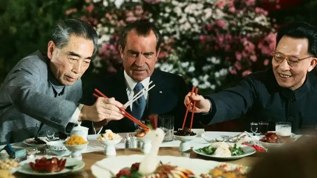 El expresidente de EE.UU. Richard Nixon con el premier chino Chou Enlai y el líder del partido comunista Chang Chun-chiao