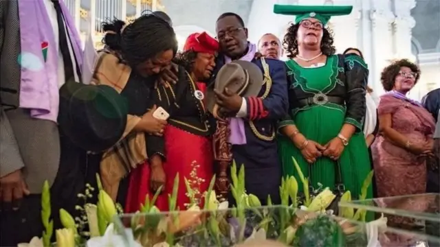 Les colons allemands y ont tué des dizaines de milliers de Herero et de Nama lors de massacres au début du XXe siècle.