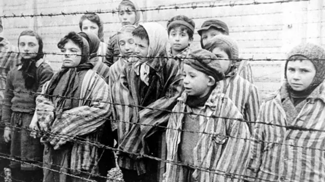 Niños sobrevivientes del campo de concentración de Auschwitz