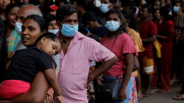 سريلانكيون ينتظرون دورهم لمشاهدة القصر من الداخل.