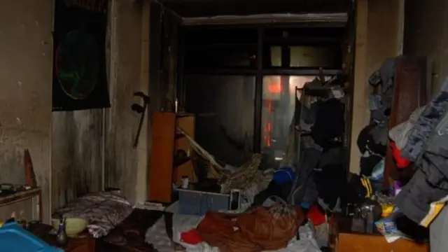 এরকম ভয়াবহ নোংরা পরিবেশে তাদের আটকে রাখা হতো।