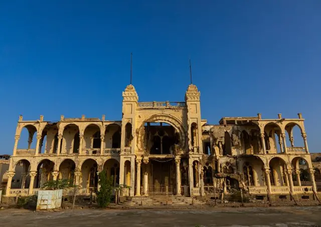 ኣብ ውሽጢ ባጽዕ ካብ ዝርከብ ብኲናት ዝዓነወ ገዛ