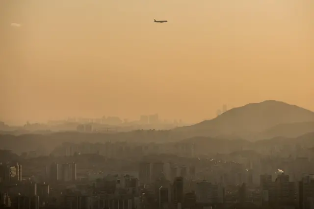 서울 상공의 비행기