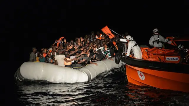 Migantes siendo rescatados