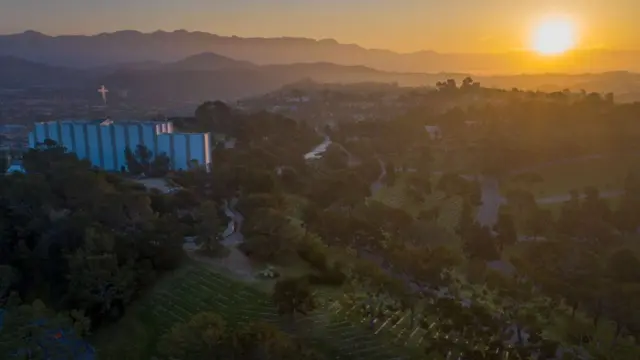 Cae el atardecer en el cementerio de Glendale, Forest Lawn Memorial.