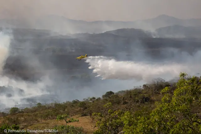 Avião combate incêndio na chapada