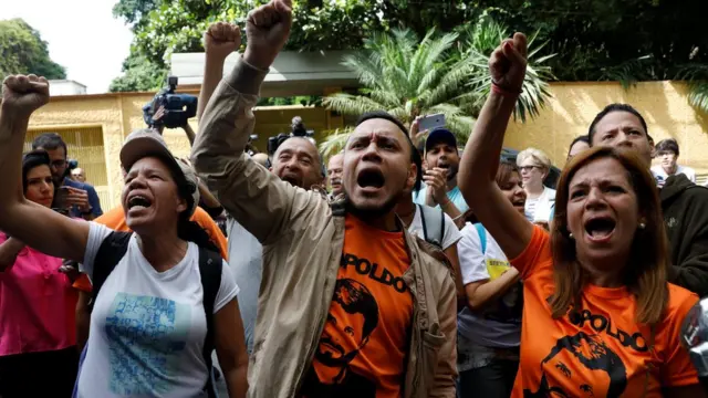 Simpatizantes afuera de la casa de Leopoldo López