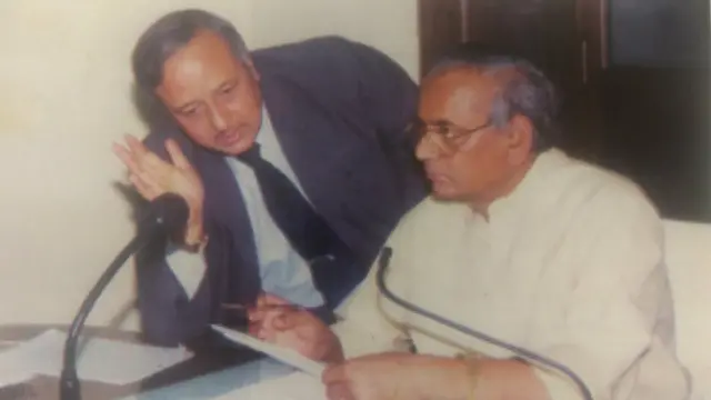 मुख्यमंत्री कल्याण सिंह के साथ योगेंद्र नारायण