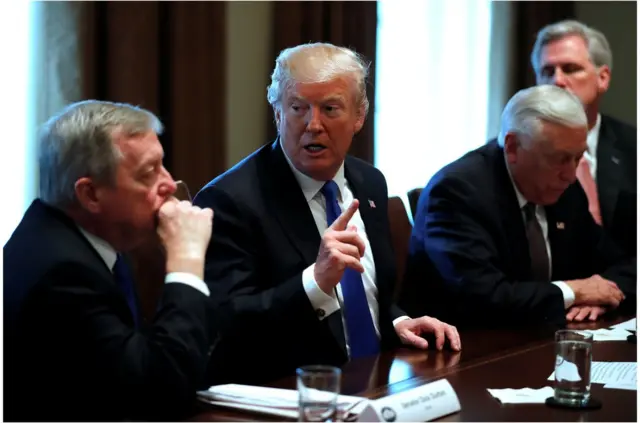 美国总统特朗普与参议员德宾（左一）和众议院多数党领袖凯文·麦卡锡等人在白宫就移民改革法案举行两党会议（ 2018年1月9日）。