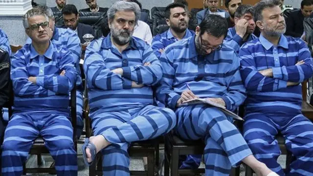 محسن پهلوان مقدم نفر سوم از راست در دادگاه رسیدگی به پرونده پدیده شاندیز در مشهد