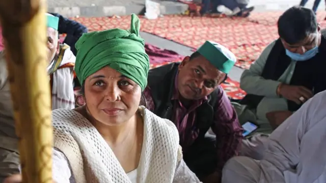 प्रदर्शन करतीं एक महिला किसान