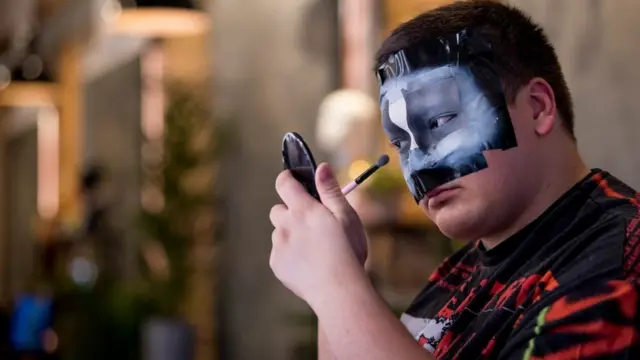 Xavi est un concurrent de la nouvelle série de Glow Up.