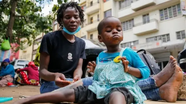 ரெபெக்காவும், கடைசி மகளும். ``நீ கவனமாக இருக்க வேண்டும்'' என்று அவர் கூறினார். ``நீ தூங்கும்போது பணக்காரர்கள் உன் குழந்தையைத் திருடிவிடுவார்கள்'' என்றார்.