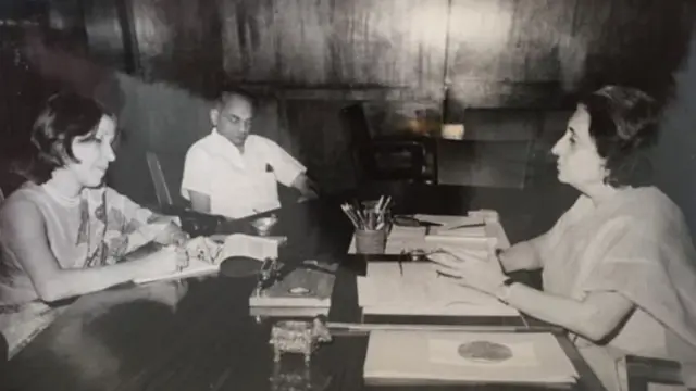 પોતાનાં સામયિક માટે ઇંદિરા ગાંધીનો ઇન્ટર્વ્યૂ કરી રહેલાં ગુલશન ઇવિંગ