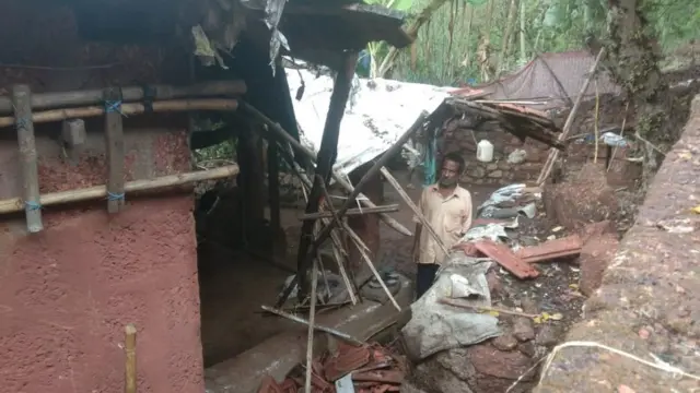 కూలిన ఇల్లు