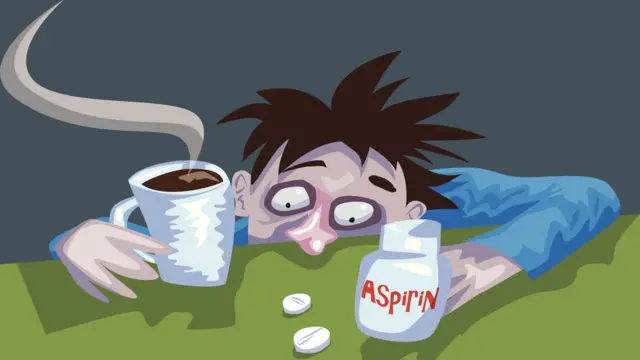 Мужчина с чашкой кофе и аспирином