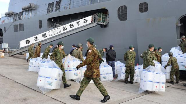 Помощь Тонга доставляли военными кораблями