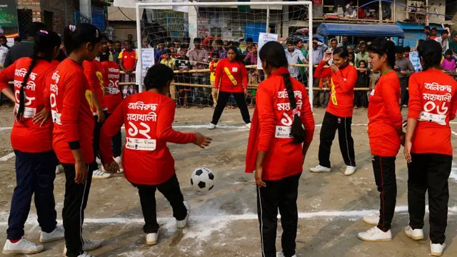২০১৬ সালে ঢাকার কড়াইল বস্তিতে আয়োজন একটি নারী ফুটবল টুর্নার্মেন্ট। কিন্তু এধরনের আয়োজন বিরল।