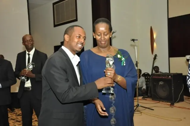 Kizito ahabwa igihembo