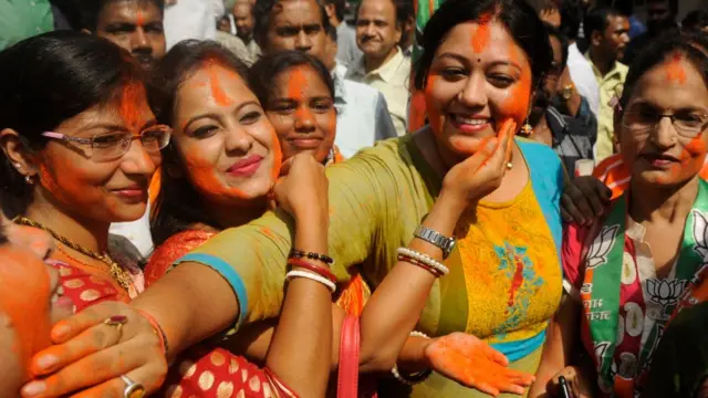 ભાજપના મહિલા સમર્થકોની ઊજવણી