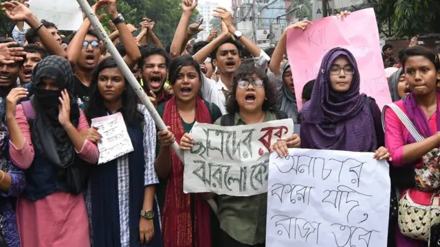 নিরাপদ সড়কে দাবীতে ঢাকায় শিক্ষার্থীদের আন্দোলন।