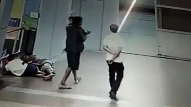 बच्ची को उठाकर ले जाते अभियुक्त