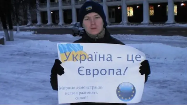 Хлопець з плакатом "Україна - це Європа"