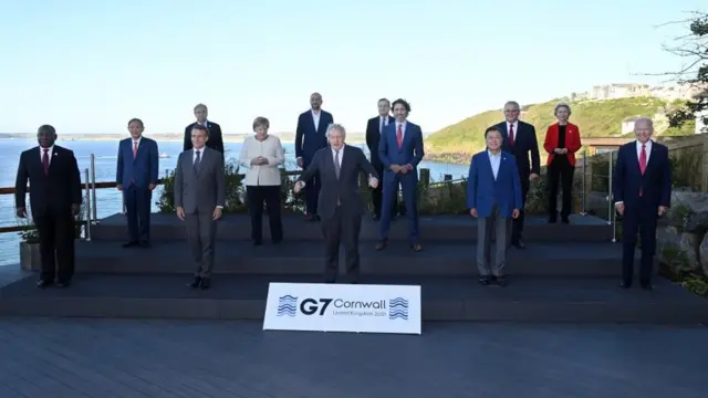 G7 정상회의 참석차 영국을 방문한 문재인 대통령(앞줄 오른쪽 두 번째)이 12일(현지시간) 영국 콘월 카비스베이 양자회담장 앞에서 참가국 정상들과 기념사진을 촬영하고 있다