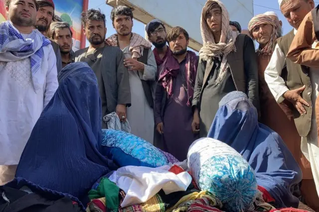 شاغوفتا في السوق في مزار الشريف، وتقول: "أبيع أفضل ملابس أبنائي"