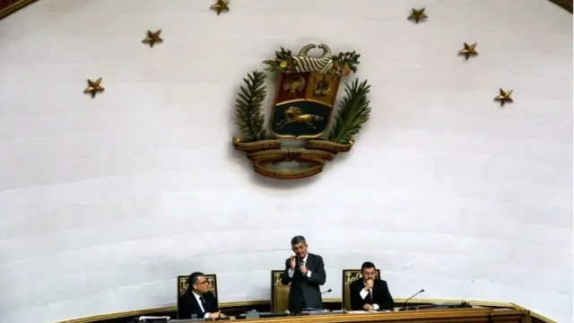 President of the National Assembly, Henry Ramos (C), takes part in a debate in the National Assembly Caracas, Venezuela, on 23 October 2016