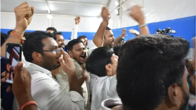 వైసీపీ అభిమానుల సంబరాలు