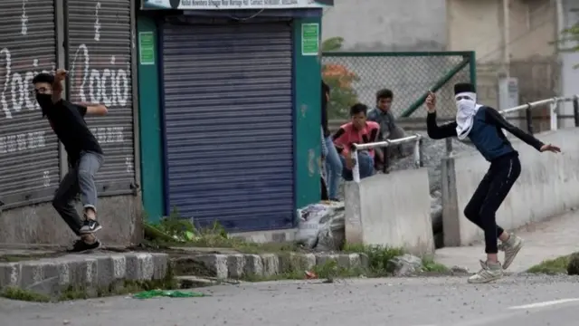 कश्मीर में युवाओं की पत्थरबाज़ी