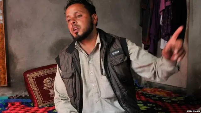 ਫਾਰੁਕ ਅਹਿਮਦ ਦਾਰ ਨੂੰ ਹੀ ਗੋਗੋਈ ਨੇ ਜੀਪ ਅੱਗ ਬੰਨਿਆ ਸੀ।