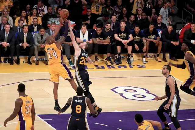 Kobe Bryant lanza la pelota para encestar