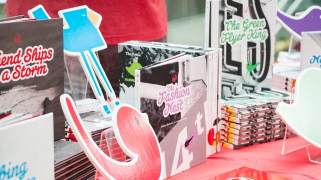 Diversos livros do projeto empilhados sobre mesa