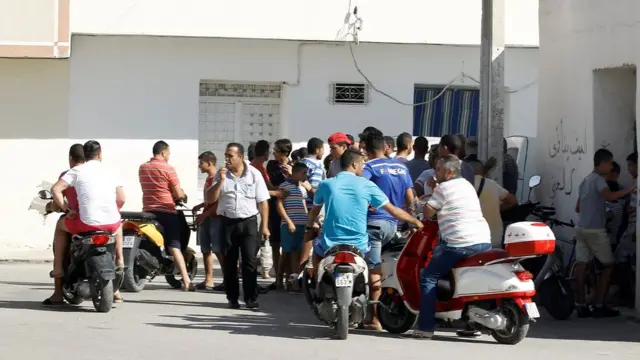 Curiosos foram à casa onde motorista teria vividompo freebetMsaken, na Tunísia