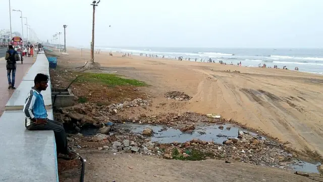 సముద్రంలో కలుస్తున్న మురుగునీరు