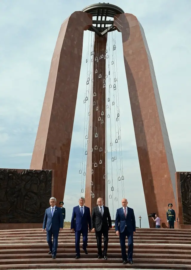 Орусия президенти Владимир Путин, Армения президенти Серж Саргсян жана Молдова өкмөт башчысы Павел Филип "Ата-Бейиттеги" 1916-жылы курман болгондорго арналып тургузулган эстеликке гүл коюшкан.