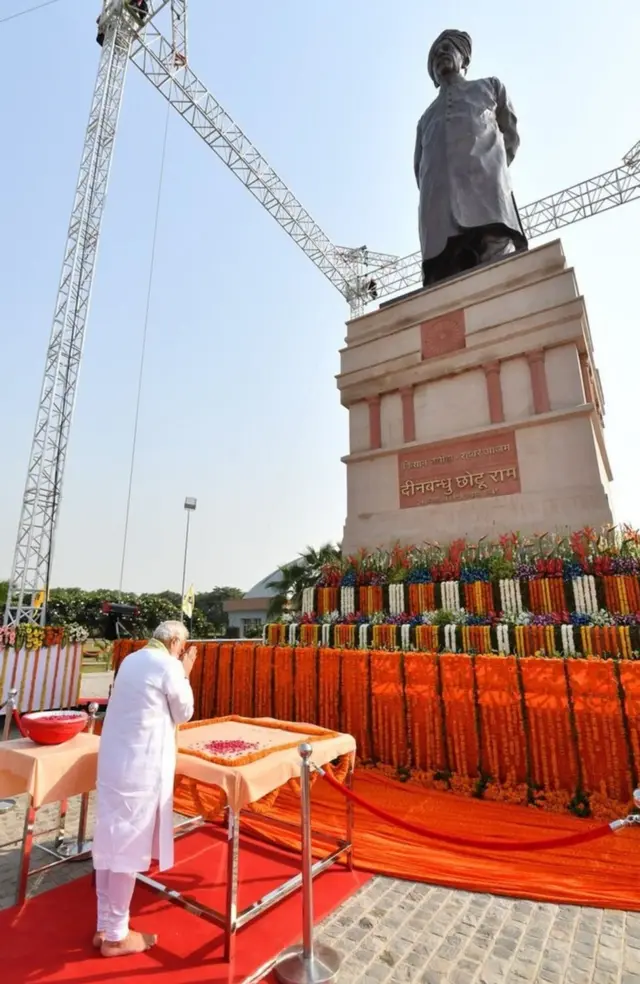 છોટુરામની પ્રતિમા સાથે મોદી