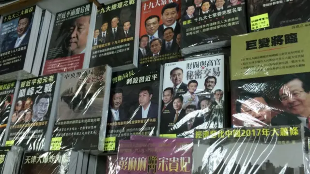 銅鑼灣書店停辦前在店內陳列的「禁書」(12/2015)