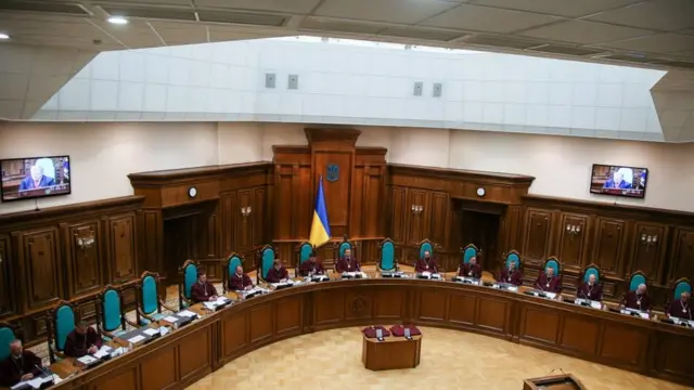 КС розпочав розгляд справи про конституційність указу президента про розпуск парламенту