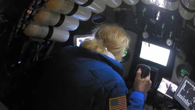 Vescovo en la cápsula interior del sumergible