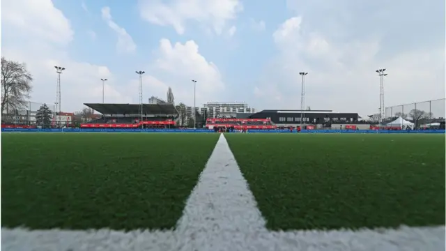 ১০০ মিটার স্প্রিন্টের জন্য ঘাসের মাঠ উপযুক্ত নয়।