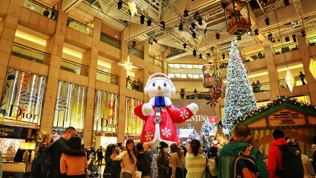 許多市民在中環一家購物中心的大型聖誕裝飾展駐足拍照。