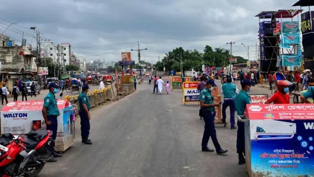 ঢাকার ভেতরে পুলিশ চেকপোস্টগুলোতে আগেরবারের লকডাউনের তুলনায় কম কড়াকড়ি থাকলেও ঢাকার প্রবেশপথে চেকপোস্টে পুলিশ ছিল তৎপর