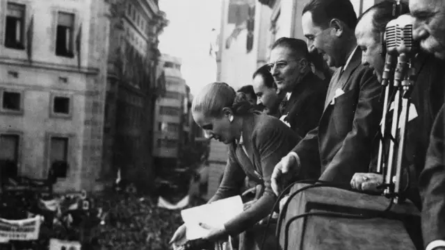 Evita fue para muchas argentinas un ejemplo a seguir. Muchos le atribuyen a la líder política el derecho al voto para las mujeres.