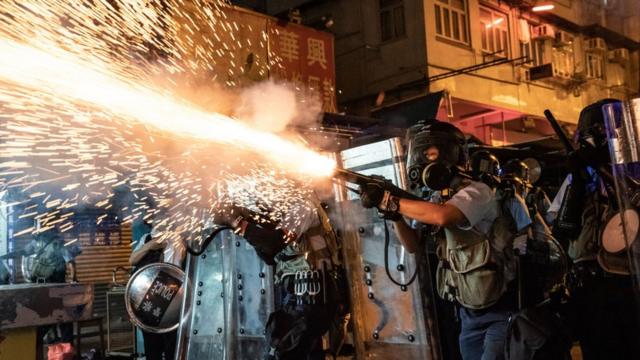 香港九龙深水埗防暴警员发射催泪弹驱散示威者（14/8/2019）