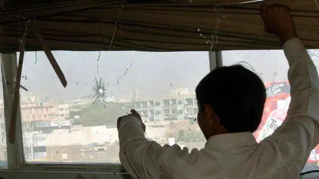 آج ٹی وی کے دفتر پر لگنے والی گولیوں کے نشان