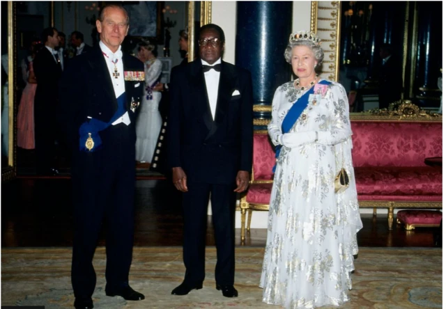 Ọbabìnrin Elizabeth fi oyè knighthood dá Ààrẹ Zimbabwe, Robert Mugabe lọ́lá lọ́dún 1994.